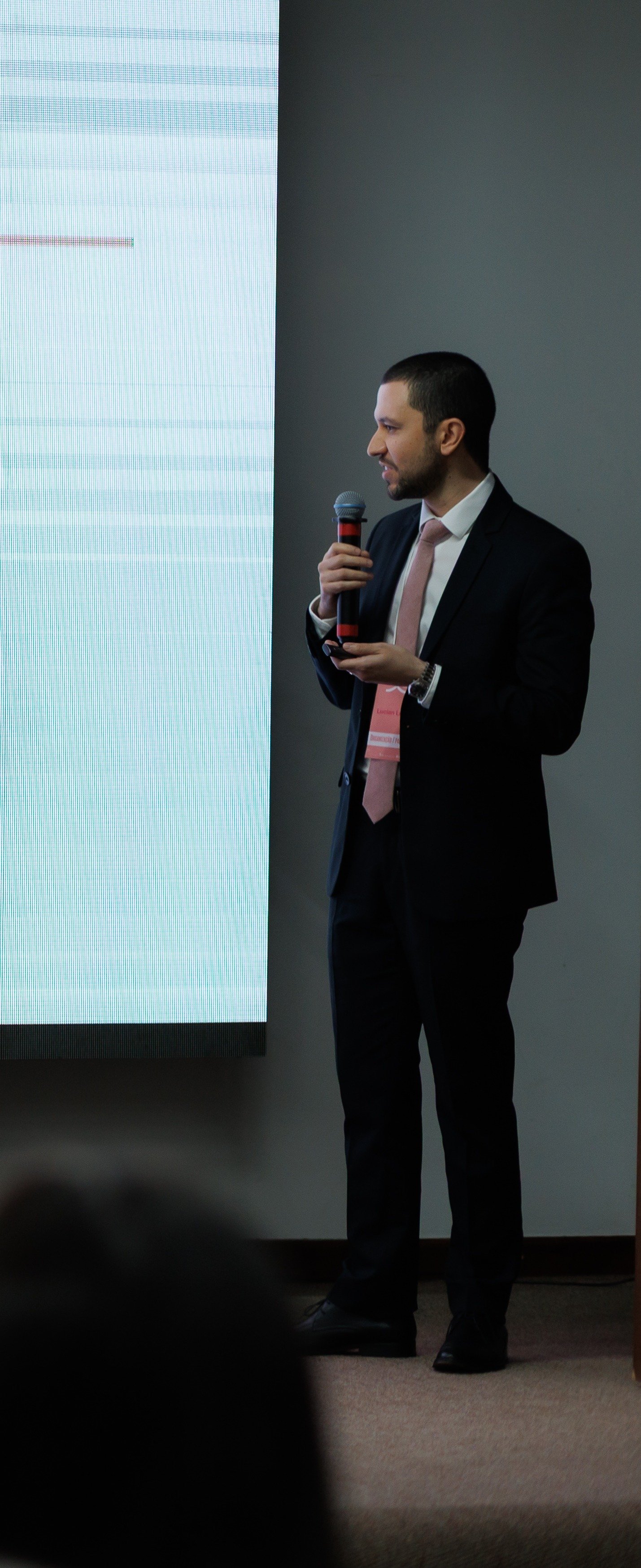 Dr. Lucian Lucchesi apresentando um caso clínico em evento médico